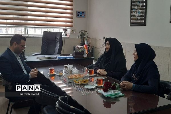 تقدیر مدیر آموزش و پرورش از بانوان مدارس دخترانه بهارستان‌2 به مناسبت میلاد حضرت فاطمه (س)