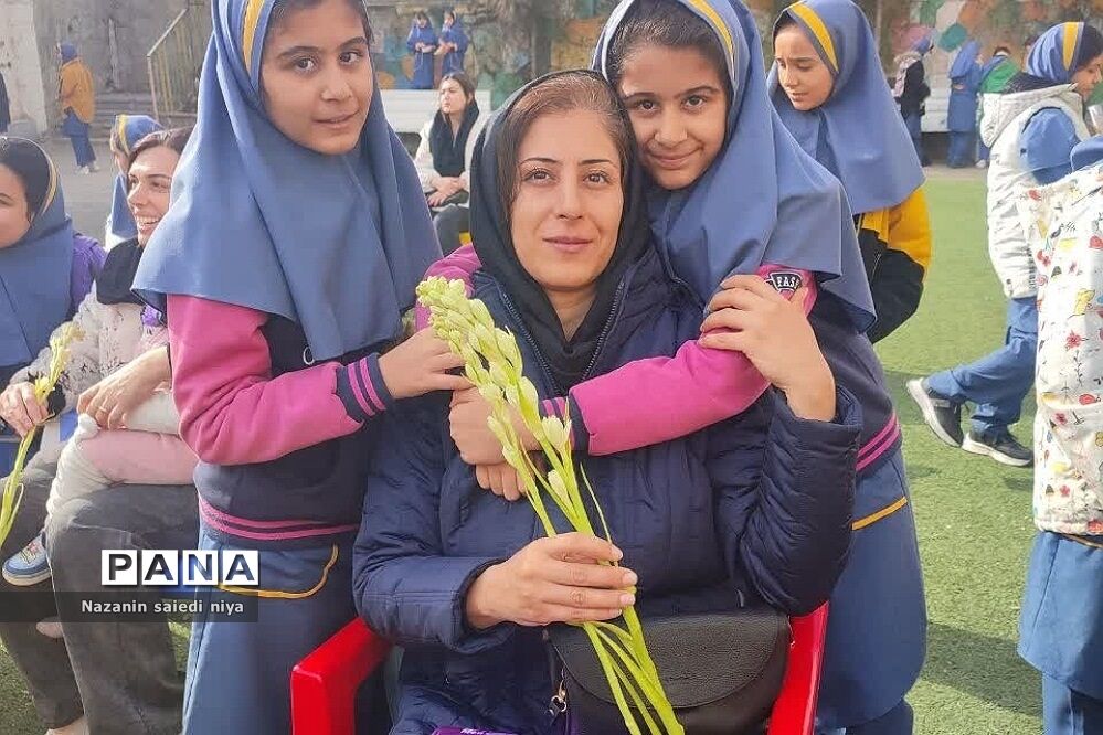 همایش دست‌بوسی مادر در دبستان شهید سجادیان رودهن
