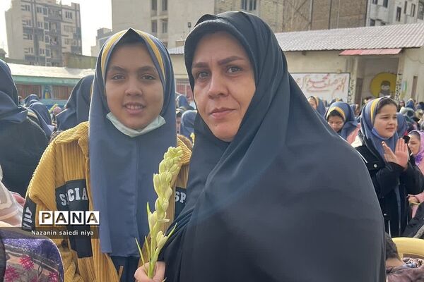 همایش دست‌بوسی مادر در دبستان شهید سجادیان رودهن