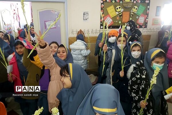 همایش دست‌بوسی مادر در دبستان شهید سجادیان رودهن