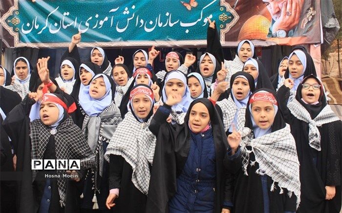 اجرای سرود دختران فاطمی در محل موکب سازمان دانش‌آموزی استان کرمان/فیلم