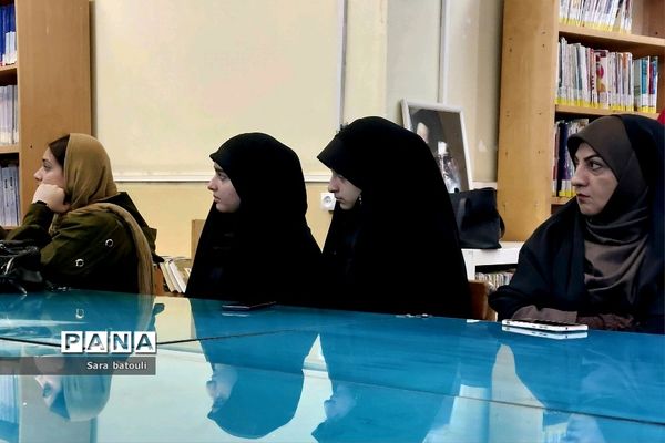 جلسه صمیمانه تعدادی از دانش‌آموزان منطقه ۱۸ با محوریت سردار دلها