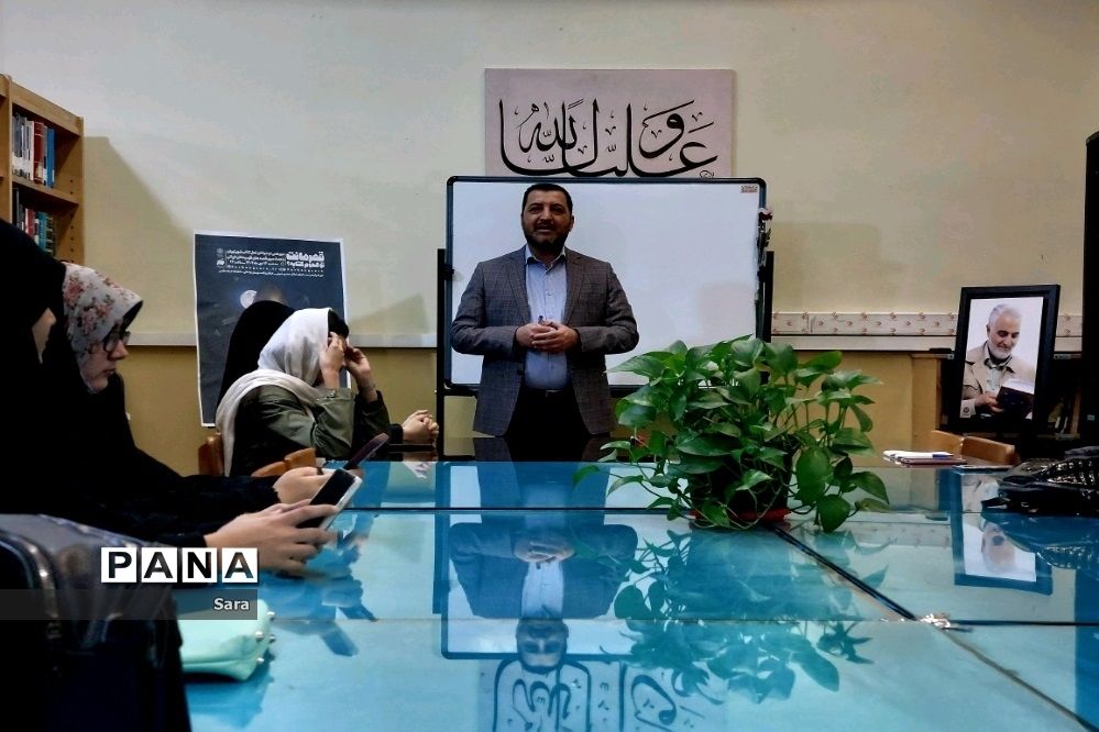 جلسه صمیمانه تعدادی از دانش‌آموزان منطقه ۱۸ با محوریت سردار دلها