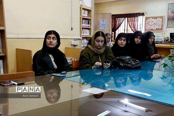 جلسه صمیمانه تعدادی از دانش‌آموزان منطقه ۱۸ با محوریت سردار دلها