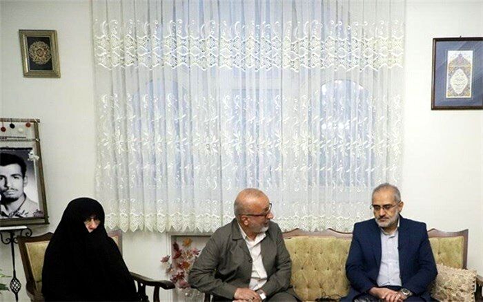 تجلیل معاون رئیس‌‌جمهور از مادر شهیدان شکرآبی
