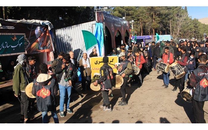 اجرای گروه دمام زنی دانش‌آموزان شهرستان ارزوئیه در محل موکب سازمان دانش‌آموزی/فیلم