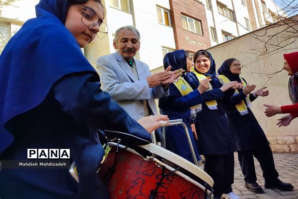 دیدار دانش‌آموزان دبیرستان آرمینه مصلی‌نژاد با مادران خانه سالمندان به‌مناسبت روز مادر