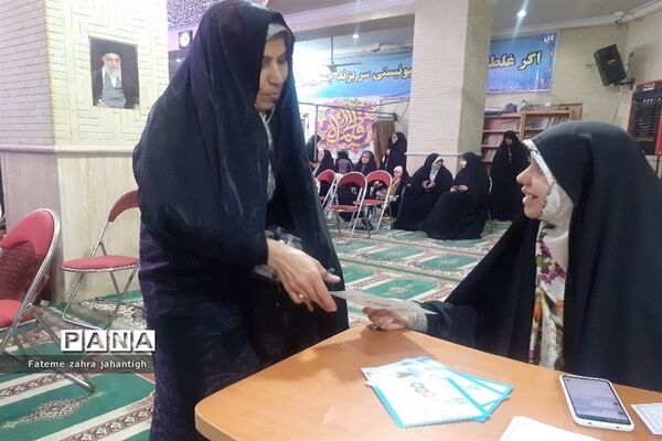 تقدیر و یادبود از خانواده های شهید در مسجد سرچشمه شهرستان پیشوا