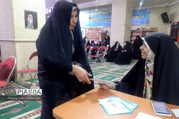 تقدیر و یادبود از خانواده های شهید در مسجد سرچشمه شهرستان پیشوا