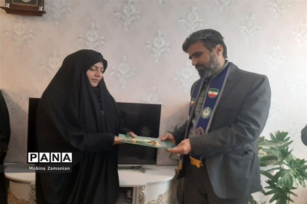 دیدار مسئولان پرورشی ناحیه شش مشهد مقدس با خانواده شهید مدافع حرم جاوید یوسفی