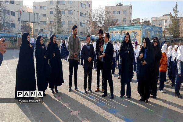 نواختن زنگ ایثار در دبستان شهدای فرهنگی