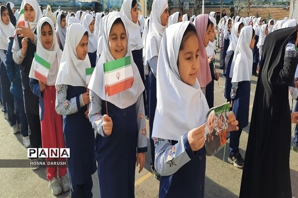 نواختن زنگ ایثار در دبستان شهدای فرهنگی