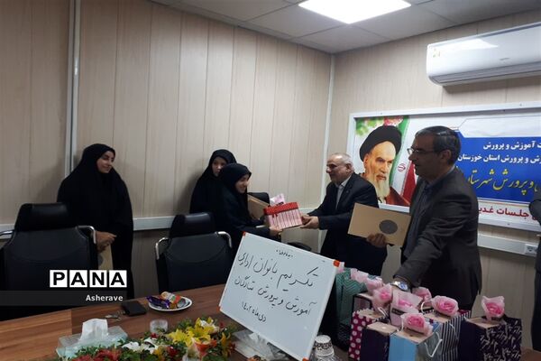 تقدیر از بانوان شاغل در مدیریت آموزش و پرورش شهرستان شادگان به‌مناسبت سالروز میلاد حضرت فاطمه (س) و روز زن