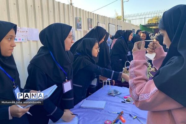 جشنواره زبان انگلیسی در آموزشگاه حکمت نبوی ناحیه دو شهرری