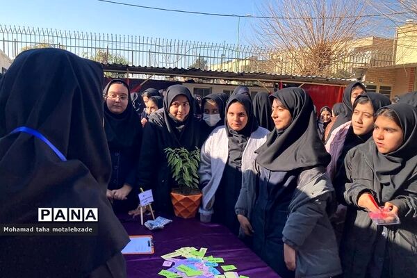 جشنواره زبان انگلیسی در آموزشگاه حکمت نبوی ناحیه دو شهرری
