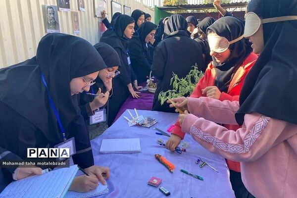 جشنواره زبان انگلیسی در آموزشگاه حکمت نبوی ناحیه دو شهرری