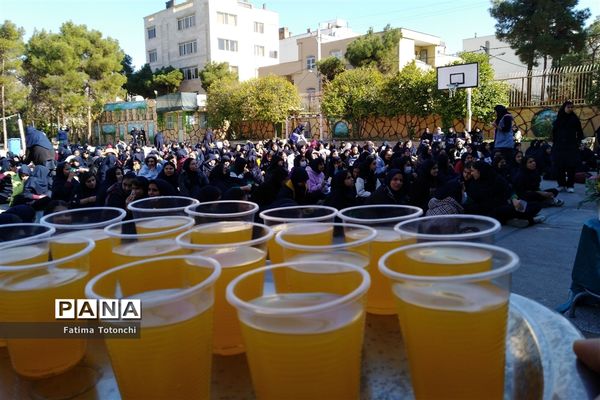 مسابقه کتابخوانی مادر و دختری در دبیرستان حاج علی اکبر گراشی ناحیه 3 شیراز