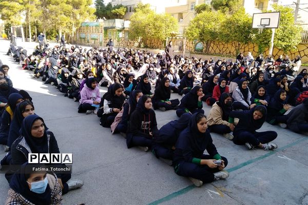 مسابقه کتابخوانی مادر و دختری در دبیرستان حاج علی اکبر گراشی ناحیه 3 شیراز