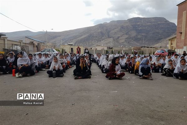 جشن ولادت حضرت فاطمه(س) در دبستان دخترانه ظریف کارفرد ناحیه 3