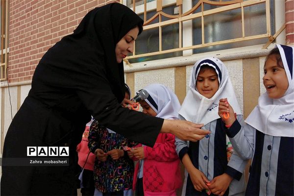 جشن ولادت حضرت فاطمه(س) در دبستان دخترانه ظریف کارفرد ناحیه 3