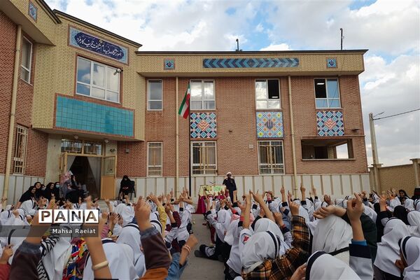 جشن ولادت حضرت فاطمه(س) در دبستان دخترانه ظریف کارفرد ناحیه 3