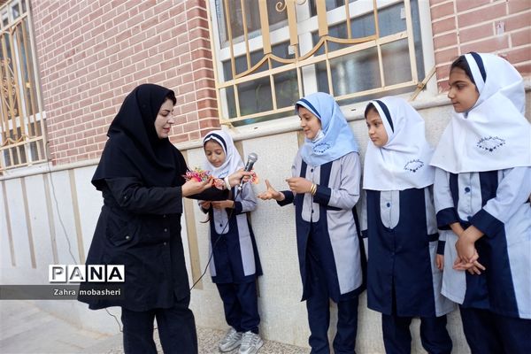 جشن ولادت حضرت فاطمه(س) در دبستان دخترانه ظریف کارفرد ناحیه 3
