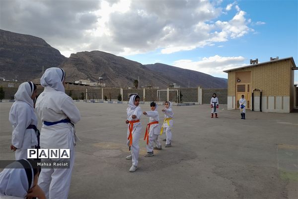 جشن ولادت حضرت فاطمه(س) در دبستان دخترانه ظریف کارفرد ناحیه 3