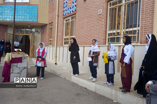 جشن ولادت حضرت فاطمه(س) در دبستان دخترانه ظریف کارفرد ناحیه 3