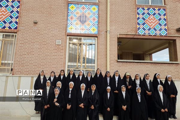 جشن ولادت حضرت فاطمه(س) در دبستان دخترانه ظریف کارفرد ناحیه 3