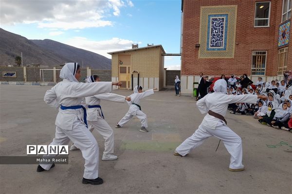 جشن ولادت حضرت فاطمه(س) در دبستان دخترانه ظریف کارفرد ناحیه 3