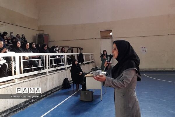 کارگاه اختلالات یادگیری با محوریت بازی درمانی ویژه‌ آموزگاران پایه‌ اول تا سوم 