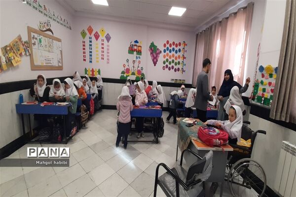 بازدید و تجربه‌گردانی مدیران شهرستان صالح آباد  ازفعالیت‌های دبستان عذرا پور شهریاری