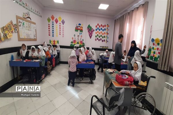 بازدید و تجربه‌گردانی مدیران شهرستان صالح آباد  ازفعالیت‌های دبستان عذرا پور شهریاری