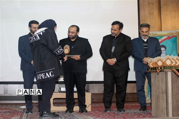 مراسم تقدیر از معلمین و دانش‌آموزان پژوهشگر