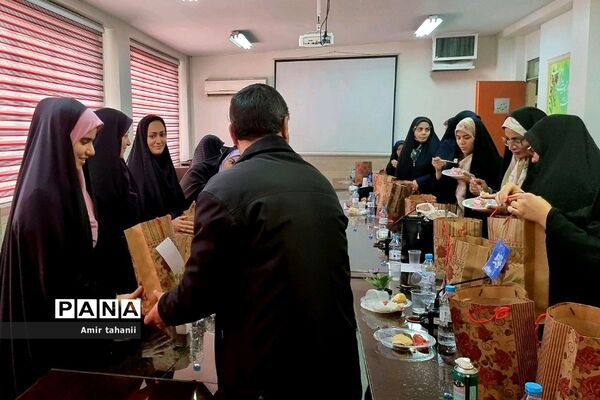 برگزاری جلسه تکریم بانوان اداری آموزش و پرورش منطقه۱۸