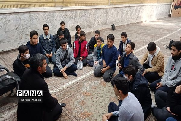 تجدید میثاق دانش‌آموزان ناحیه چهار قم با آرمان‌های شهدا