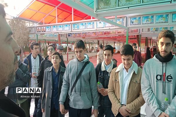تجدید میثاق دانش‌آموزان ناحیه چهار قم با آرمان‌های شهدا