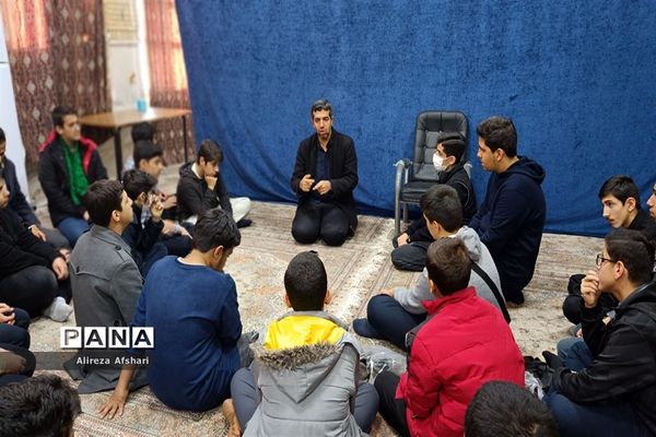 تجدید میثاق دانش‌آموزان ناحیه چهار قم با آرمان‌های شهدا