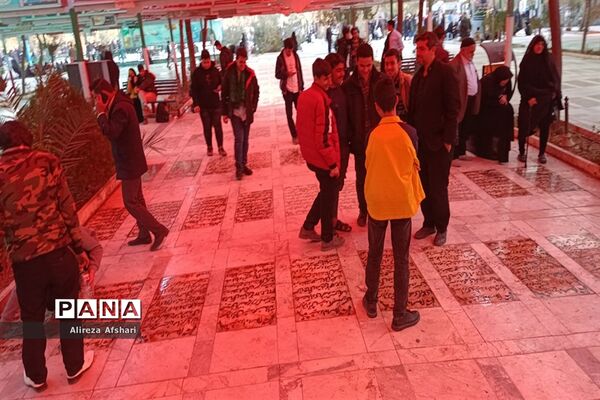 تجدید میثاق دانش‌آموزان ناحیه چهار قم با آرمان‌های شهدا
