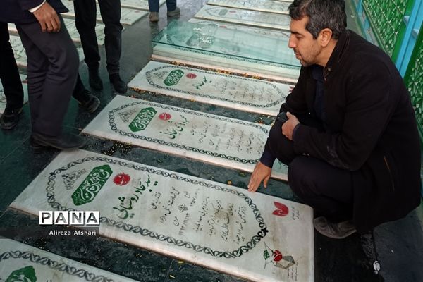 تجدید میثاق دانش‌آموزان ناحیه چهار قم با آرمان‌های شهدا