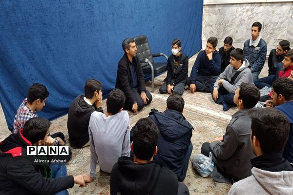 تجدید میثاق دانش‌آموزان ناحیه چهار قم با آرمان‌های شهدا