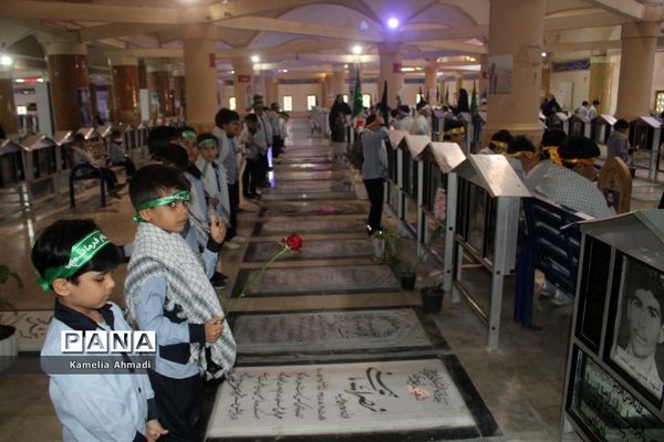 تجدید میثاق دانش‌آموزان با شهدا در بوشهر