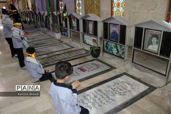 تجدید میثاق دانش‌آموزان با شهدا در بوشهر
