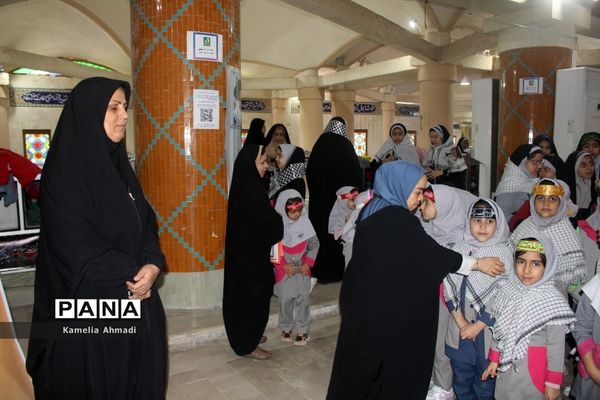 تجدید میثاق دانش‌آموزان با شهدا در بوشهر