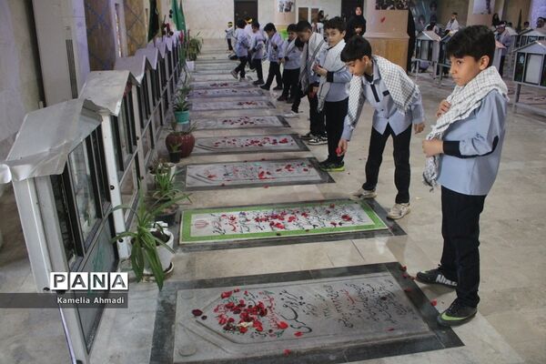 تجدید میثاق دانش‌آموزان با شهدا در بوشهر