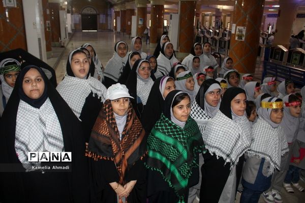 تجدید میثاق دانش‌آموزان با شهدا در بوشهر