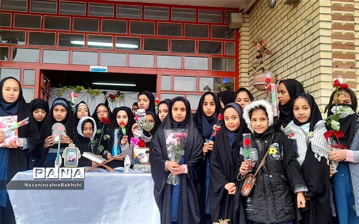 همایش بوسه بر دستان مادر به پاس قدردانی از فرشتگان زمینی در شهر بهمن/فیلم