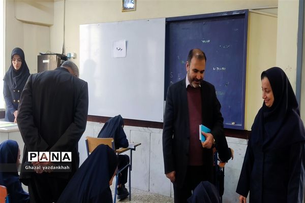 بازدید کارشناسان منطقه تبادکان از فرآیند برگزاری امتحانات دی ماه