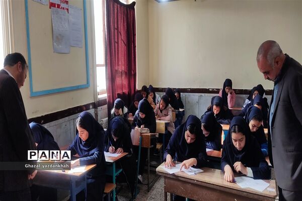 بازدید کارشناسان منطقه تبادکان از فرآیند برگزاری امتحانات دی ماه