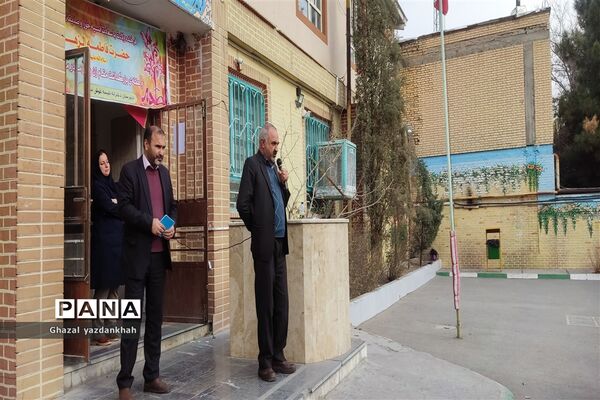 بازدید کارشناسان منطقه تبادکان از فرآیند برگزاری امتحانات دی ماه
